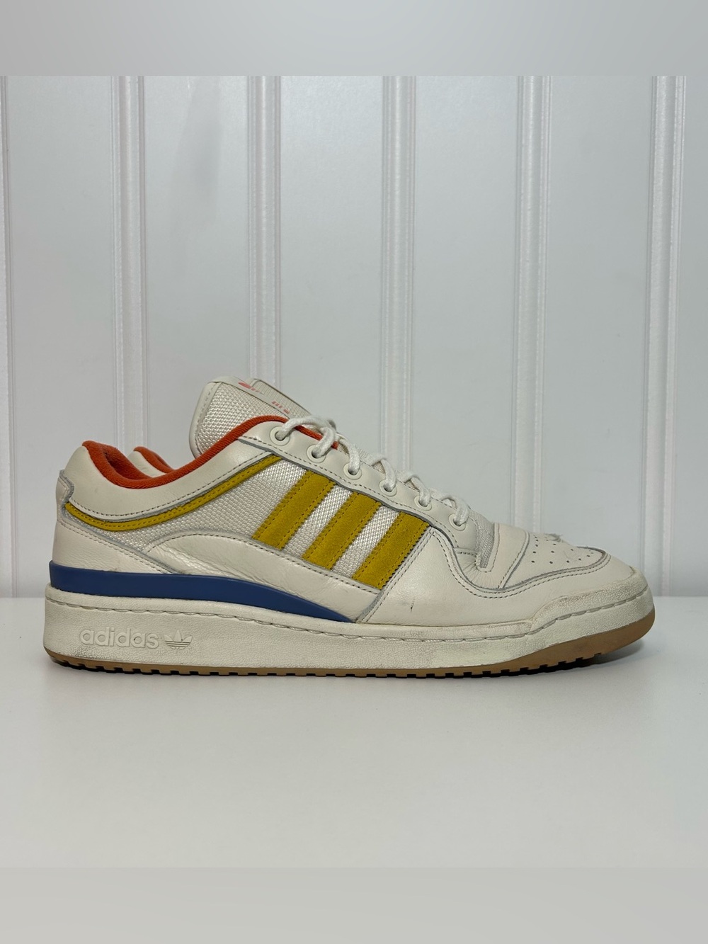 adidas forum low wood wood Men’s White Sneakers with Yellow Stripes and Blue Tri
